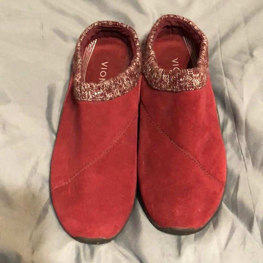 Vionic suede upper clogs